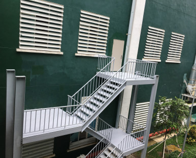 THI CÔNG LẮP ĐẶT CẦU THANG + CỬA THOÁT HIỂM XƯỞNG DỆT CÔNG TY POLYTEX